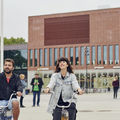 Students riding bikes in front of the 168飞艇开奖官网网址 Väre building, photo by Unto Rautio